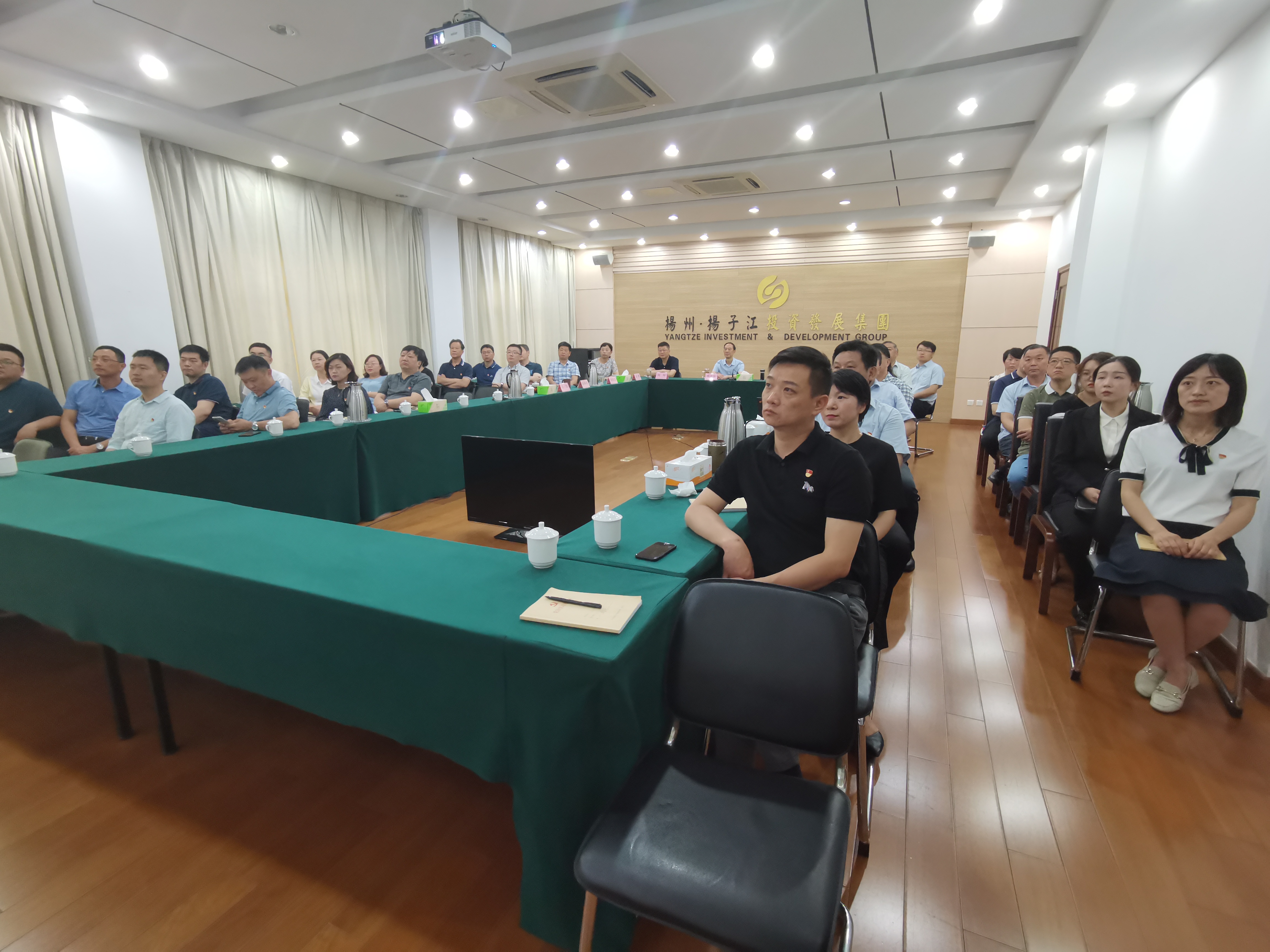 揚(yáng)子江集團(tuán)黨委理論中心組、全體中層干部、直屬支部全體黨員收看慶祝共產(chǎn)黨成立100周年大會.jpg
