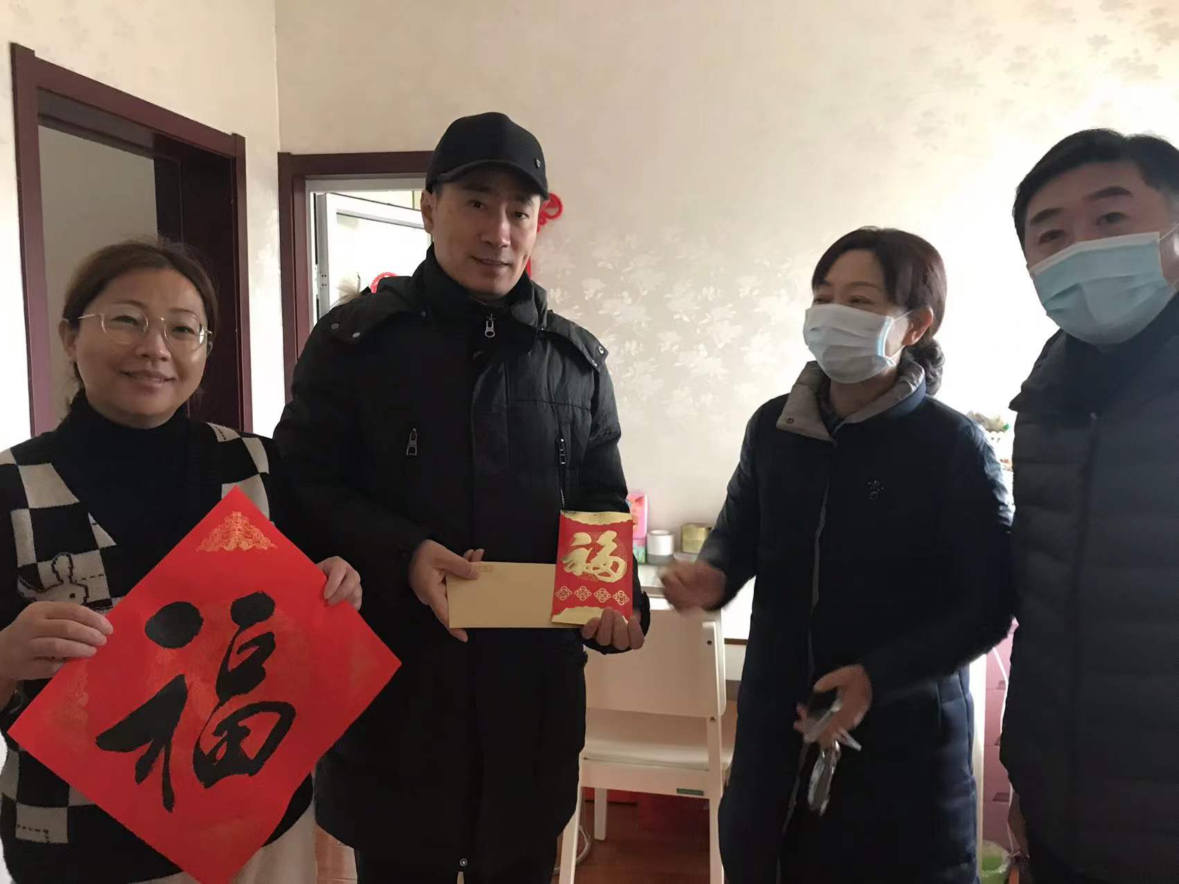 集團領(lǐng)導(dǎo)黃霞帶隊走訪慰問珍園大病困難職工.jpg